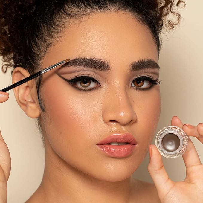 Sigma Beauty Professional E06 Eye Liner Brush – Fine Angled Eyeliner Brush with Pointed Tip for Meticulously Applying Gel and Liquid Eyeliner, For Cat Eyeliner & Winged Liner (1 Brush)-FemmiqueWomen