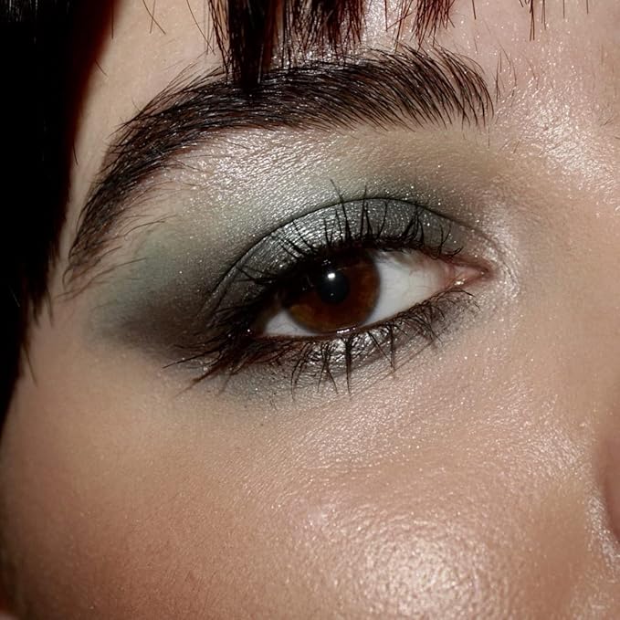 Makeup Revolution Hydrate & Fix Fixing Spray, Infused with Hyaluronic Acid, Matte Finish, Vegan & Cruelty-Free, 3.38 Fl Oz-FemmiqueWomen