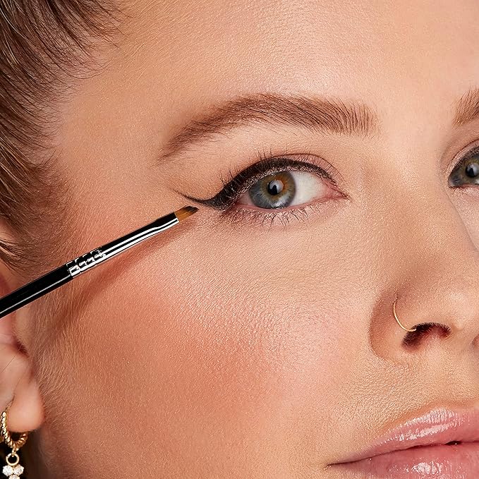Sigma Beauty Professional E06 Eye Liner Brush – Fine Angled Eyeliner Brush with Pointed Tip for Meticulously Applying Gel and Liquid Eyeliner, For Cat Eyeliner & Winged Liner (1 Brush)-FemmiqueWomen